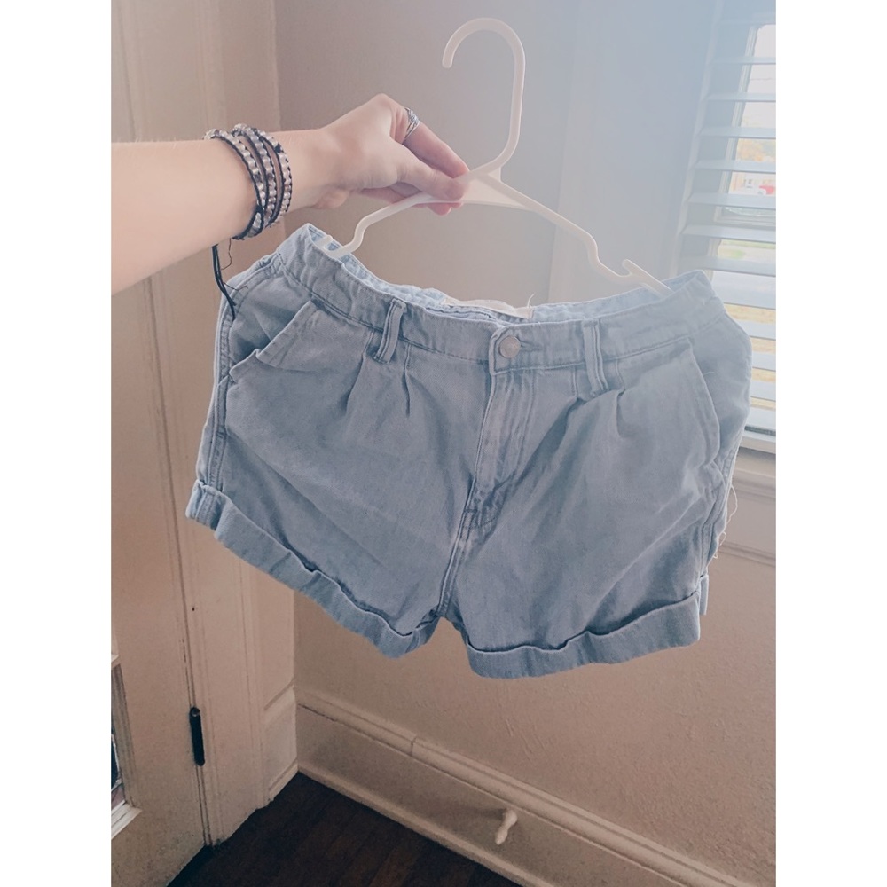 HIGH WAISTED LIGHT WASH DENIM SHORTS// SIZE 27